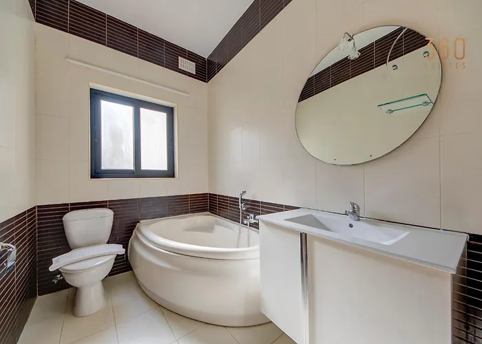 Cosy 2br Penthouse With Private Balcony By 360 Estates * Siggiewi