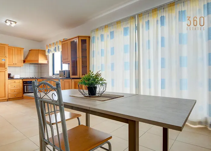 Cosy 2br Penthouse With Private Balcony By 360 Estates Siggiewi